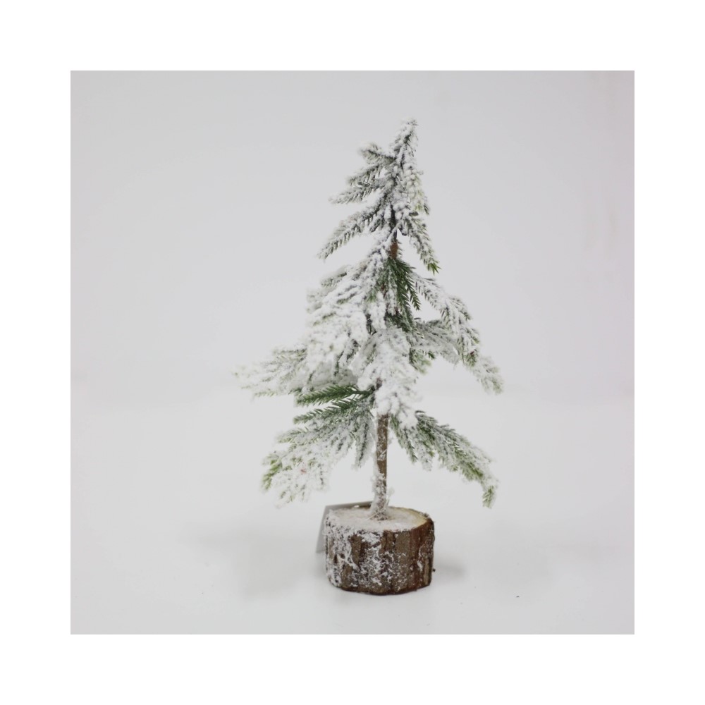 Bor na drvenom postolju zasniježen